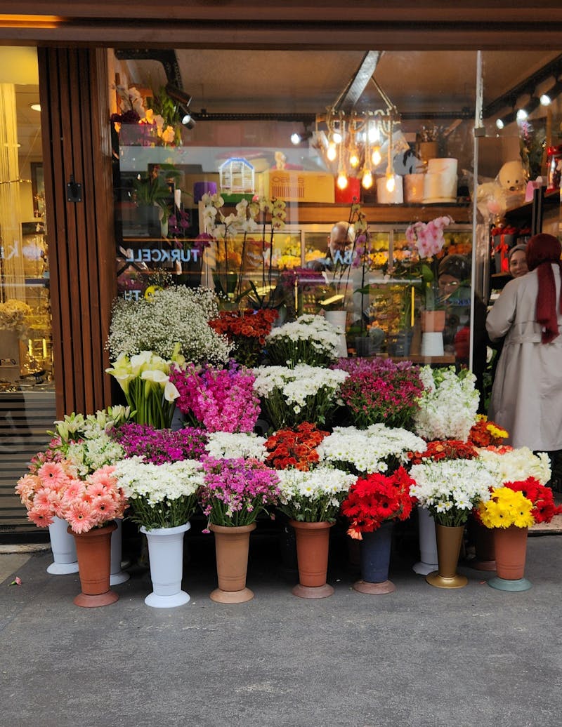 Cj Hendry 花市裝置中環：超寫實藝術如何重新定義公共空間